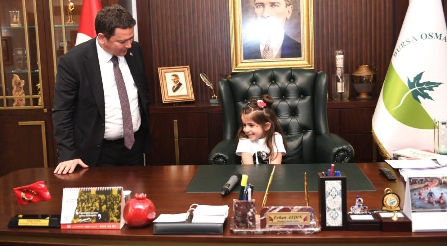 Minik öğrencilerden Başkan Aydın'a 23 Nisan Ulusal Egemenlik ve Çocuk Bayramı ziyareti