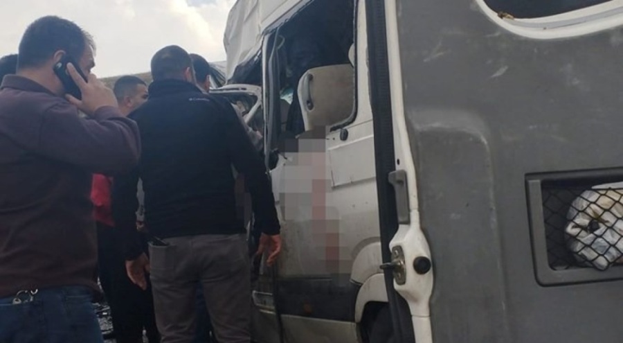 Van'da minibüsle kamyonet çarpıştı: Ölü ve yaralılar var