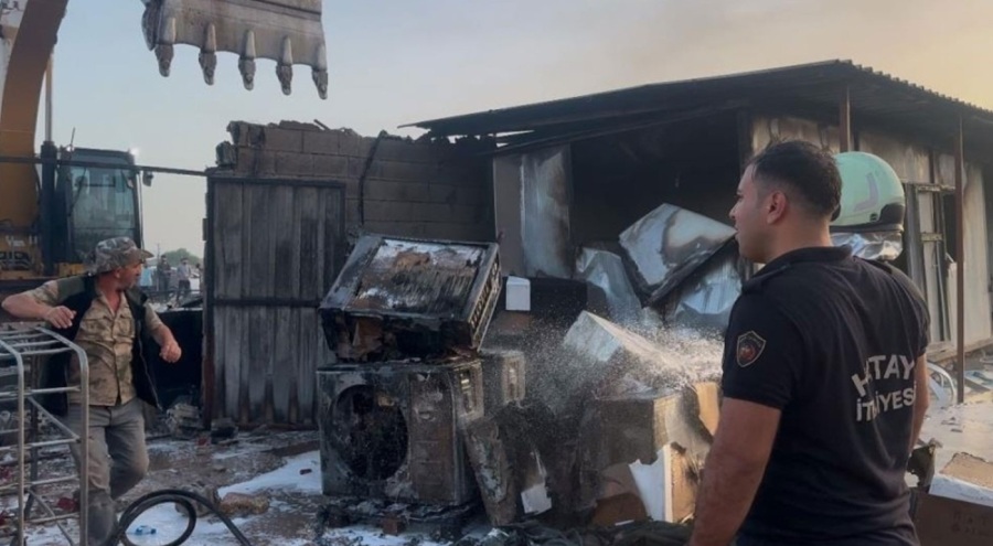 Yangının çıktığı konteyner yatakhane küle döndü