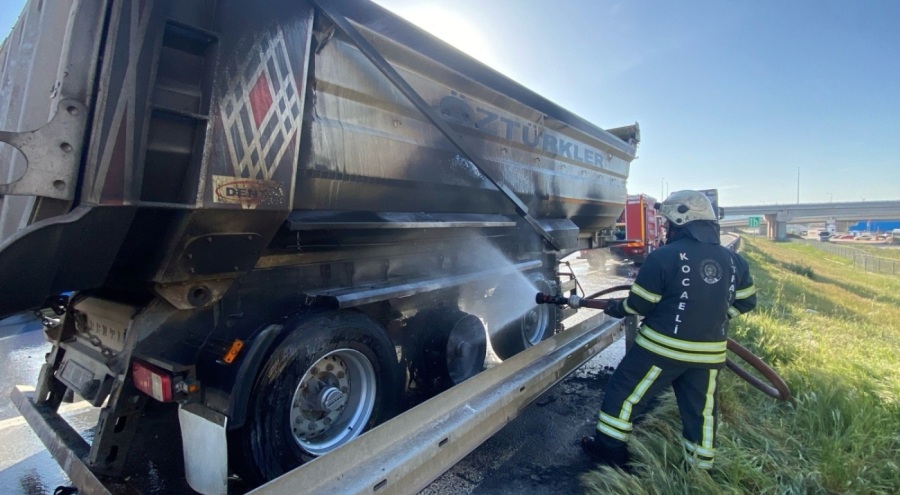 TEM'de seyir halindeki tırda yangın!