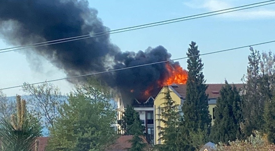 Çatı alev alev yandı