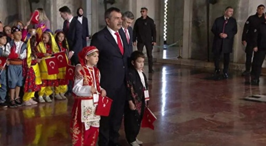 Bakan Tekin, çocuklarla Anıtkabir'i ziyaret etti