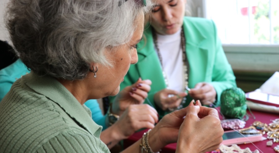 Bursalı kadınlar el emeği ürünlerini satıyor