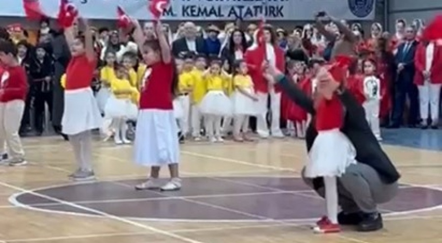 Bursa'da bir öğretmen, özel eğitim sınıfındaki öğrencisini yalnız bırakmadı