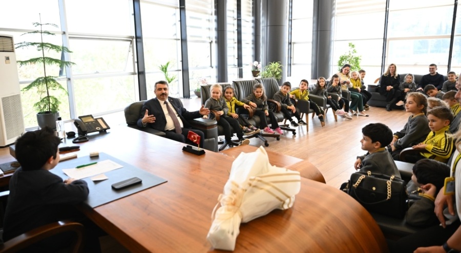 Yıldırım Belediye Başkanı Oktay Yılmaz makamını çocuklara devretti