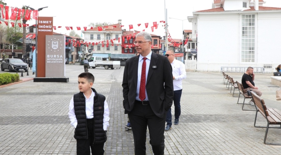 Mudanya Belediye Başkanı Deniz Dalgıç çocuk başkanla birlikte yürüdü
