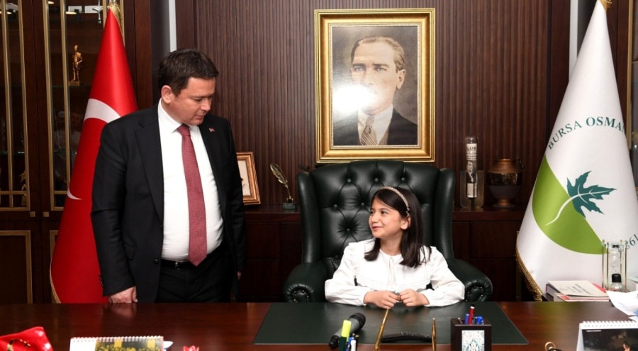 Osmangazi Belediye Başkanı Erkan Aydın koltuğunu çocuklara devretti