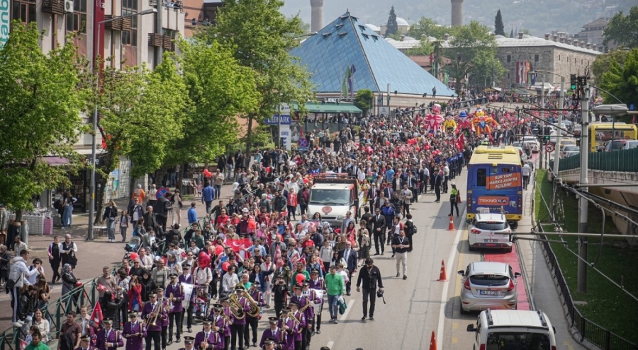 Bursa'da 23 Nisan'da binlerce çocuk ellerinde bayraklarla yürüdü