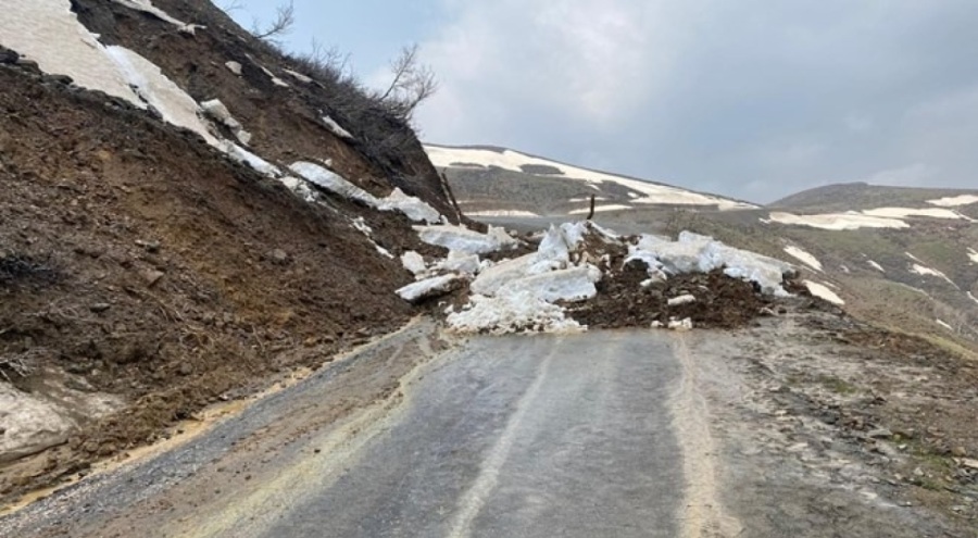 Muş'ta heyelan nedeniyle kapanan köy yolu ulaşıma açıldı