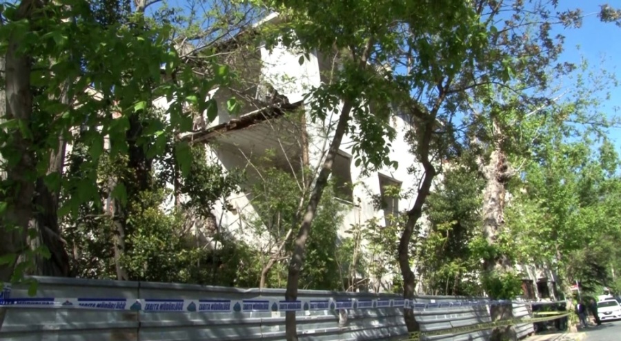 Bakırköy'de 3 katlı metruk binada kısmi çökme!