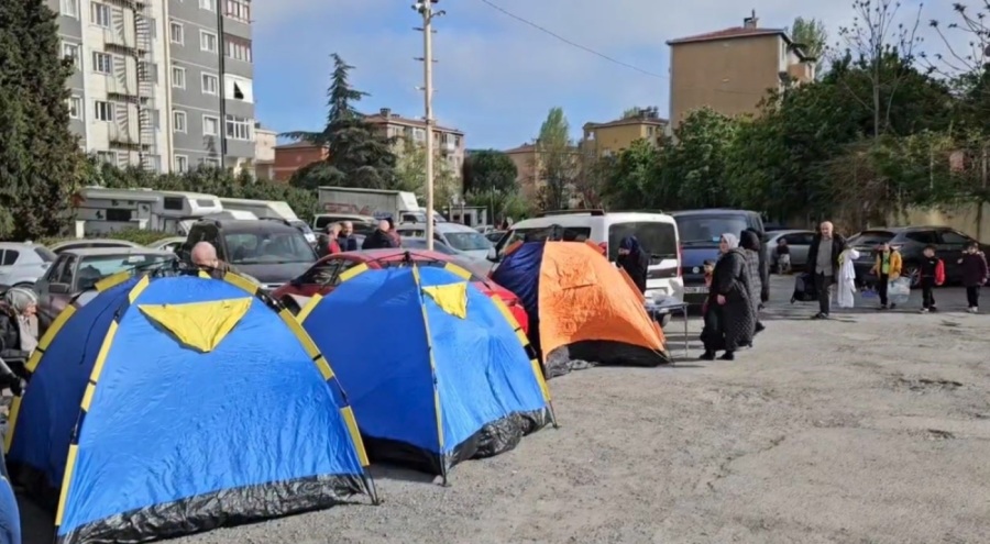 İstanbul'da depremin ardından vatandaşlar park ve bahçelere çadır kurdu