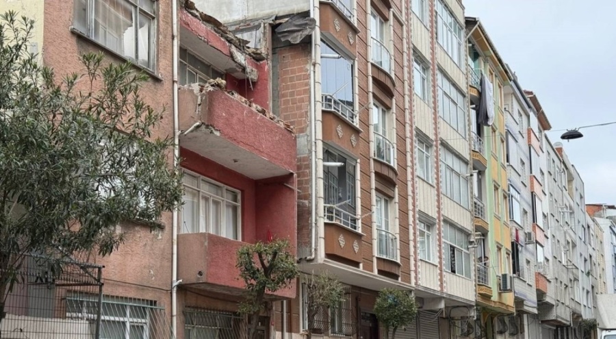 Esenler'de çatısı zarar gören 3 katlı bina tedbiren boşaltıldı