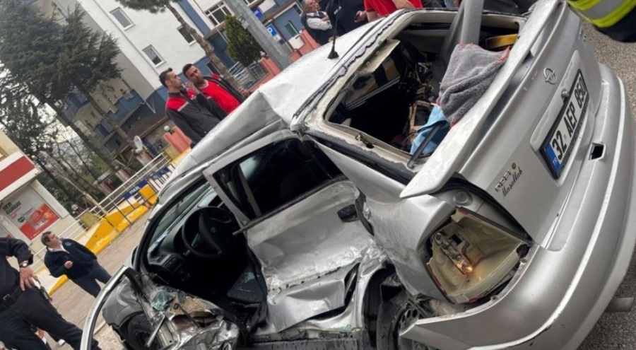 Otomobil, durakta yolcu alan otobüse arkadan çarptı