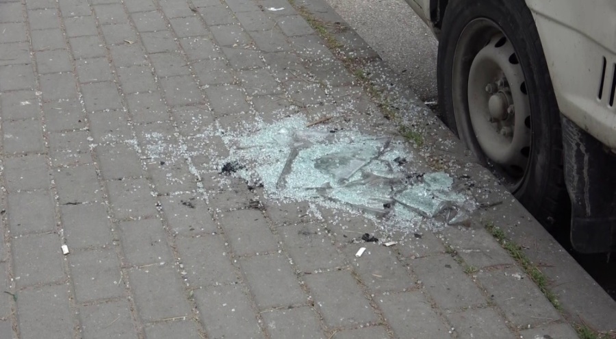 Bursa'da kardeşine dehşeti yaşattı! Defalarca evin camını kırdı, yetmedi abisinin aracını yakmaya çalıştı...