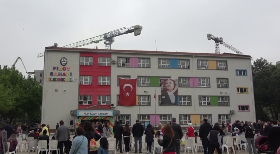 Bursa'da toz, toprak ve vinçlerin arasında tepki çeken eğitim