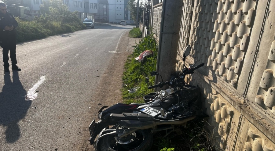 Bursa'da duvara ve direğe çarpan motosikletli yaralandı