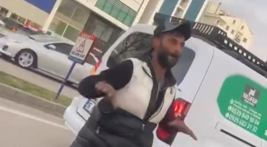 Bursa'da müzik sesini duyunca dans etmeye başlayan çiçekçi gülümsetti