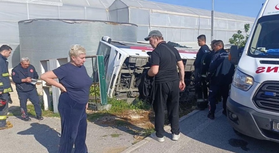 Antalya'da tur midibüsü devrildi: 18 turist yaralandı