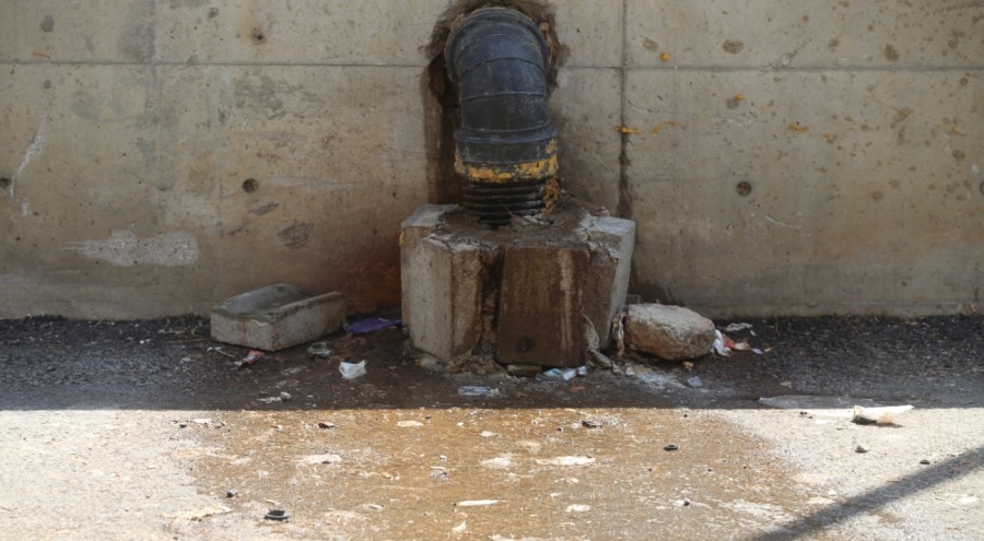 Patlayıp caddeye akan foseptik borusu mahalleyi canından bezdirdi