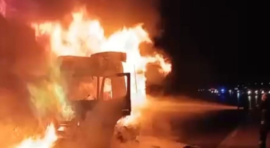 Seyir halindeki tır cayır cayır yandı