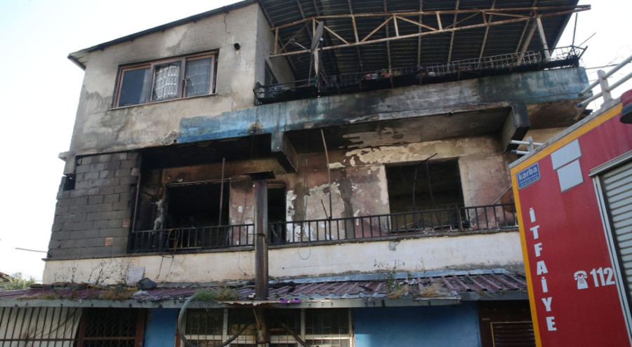 Yangın paniği! 4 kişi dumandan etkilendi