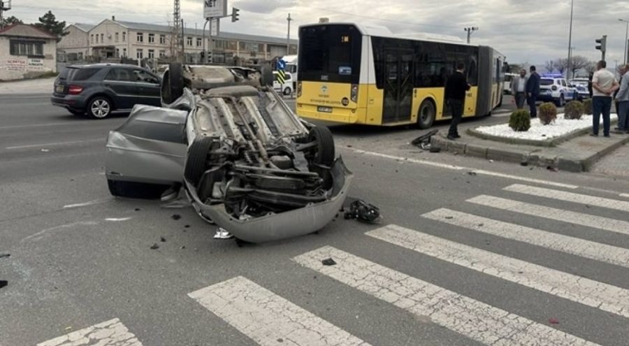 Belediye otobüsü ile otomobil çarpıştı