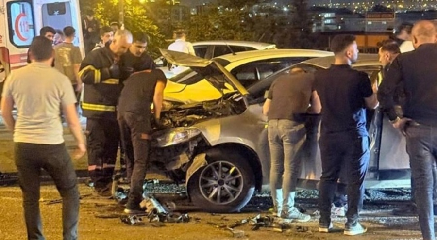 İki otomobil çarpıştı