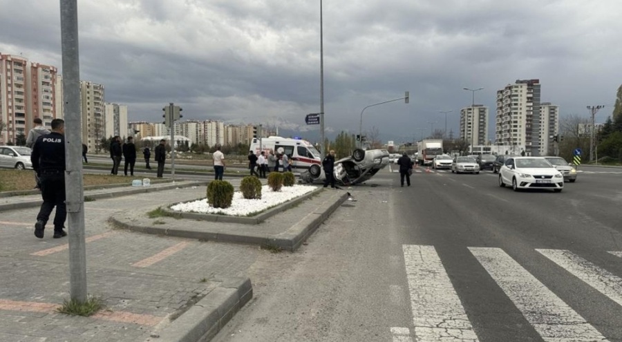 Belediye otobüsü ile otomobil çarpıştı: Çok sayıda yaralı var