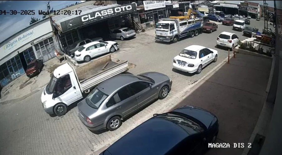 Freni boşalan kamyon 4 araca çarparak durabildi