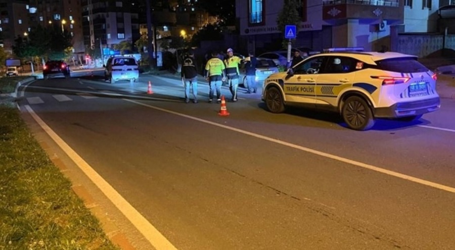 Otomobil anne ve kızına çarptı
