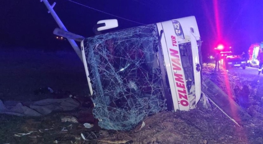 Van'da yolcu otobüsü devrildi! 28 yaralı var
