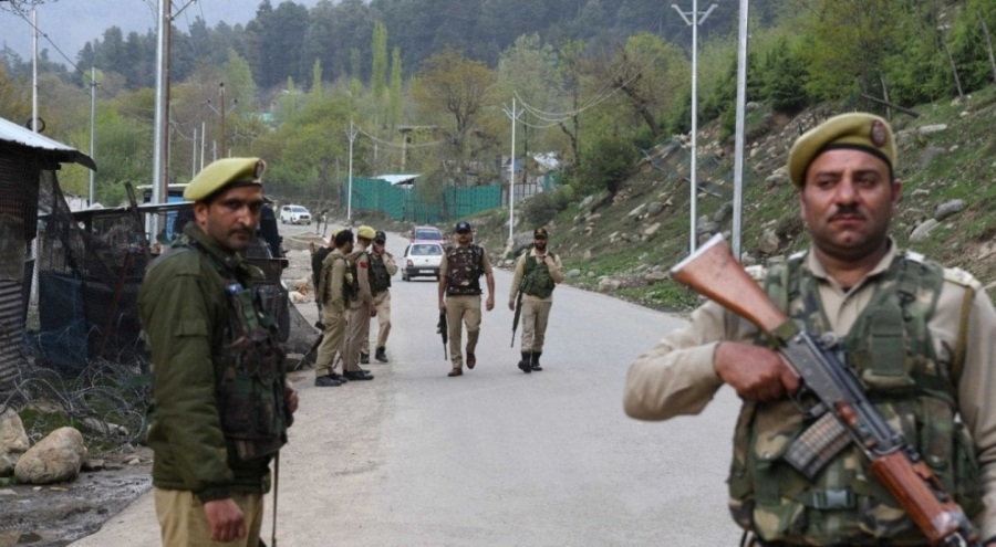 Pakistan'dan Afgan tırlarının Hindistan'a geçişine izin