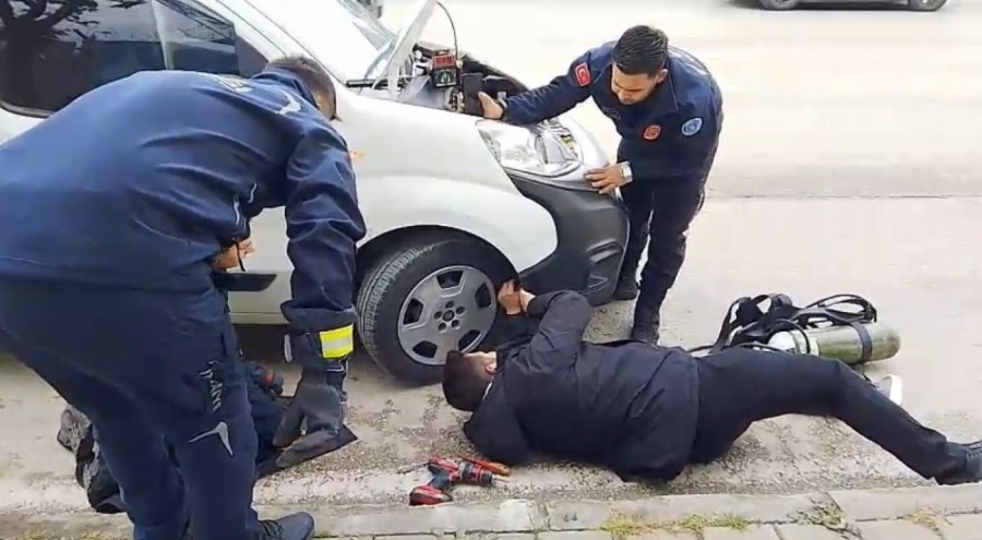 Bursa'da itfaiye ekiplerinin kedi kurtarma operasyonu kamerada