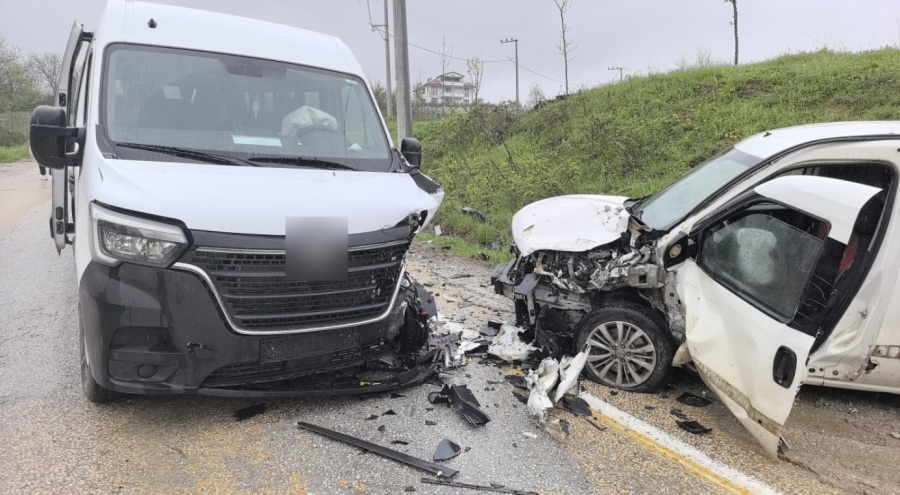 Bursa'da işçileri taşıyan servis minibüsü ile hafif ticari araç çarpıştı! 13 yaralı var