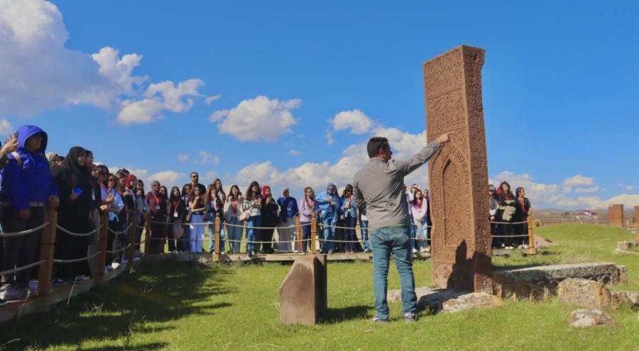 Bursalı gençler, Bitlis'in Ahlat ilçesindeki Cumhurbaşkanlığı Ahlat Külliyesi'nde
