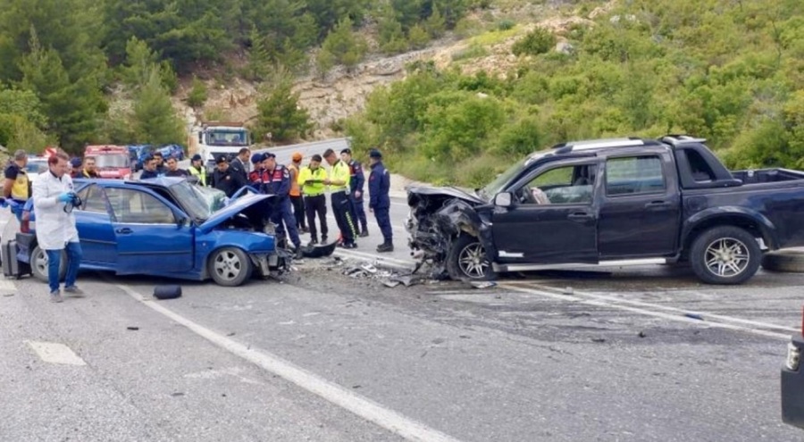 İki araç çarpıştı: Ölü ve yaralılar var