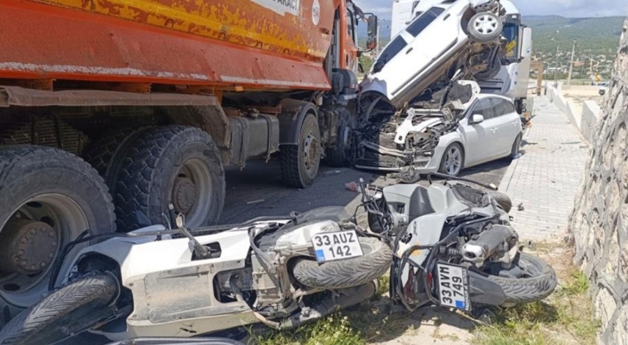 Mersin'de kamyon yoldan çıktı önüne gelen taşıtı ezdi: 13 motosiklet, 3 araç zarar gördü