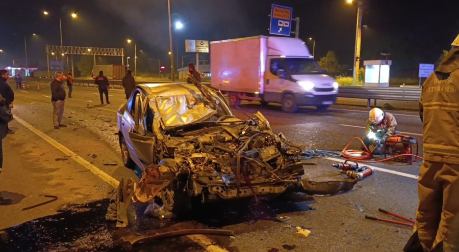 Bursa'da otomobil kamyonun altına girdi, sürücü ağır yaralandı