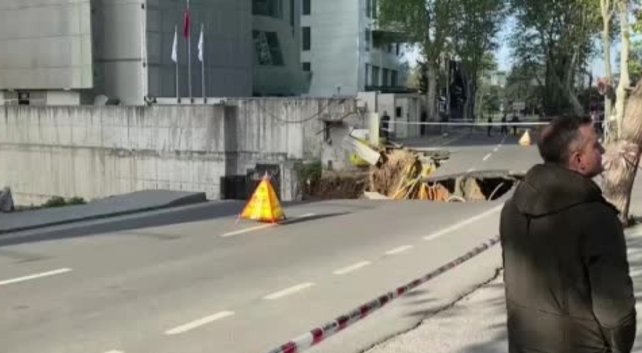 Sarıyer Maslak'ta inşaat alanında çalışma sırasında yol çöktü
