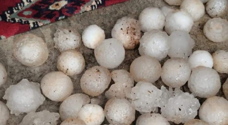 Şanlıurfa'da kar topu büyüklüğünde dolu yağdı