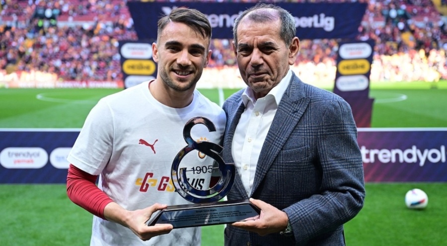 Yunus Akgün'e plaket verildi