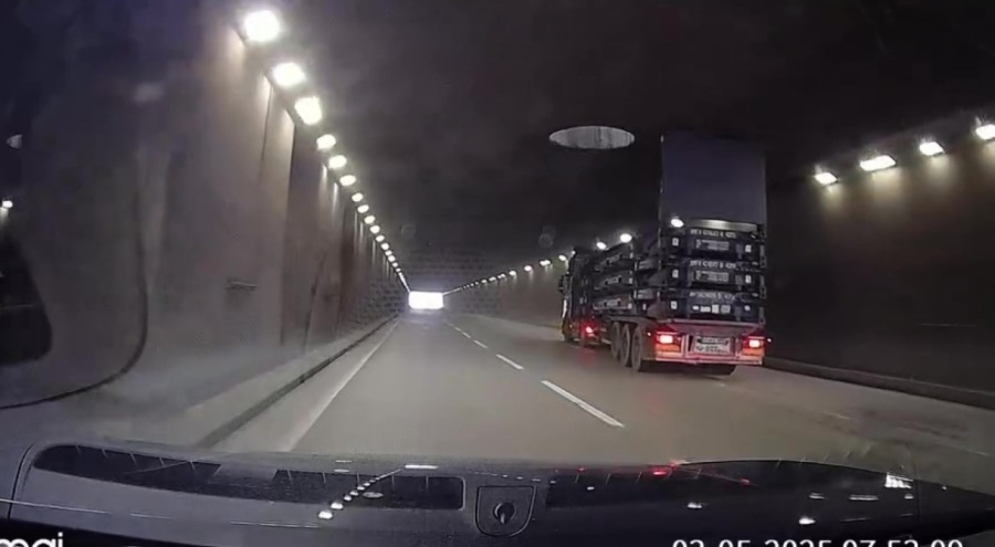 Kapağı açık unutulan kamyon tünele çarptı
