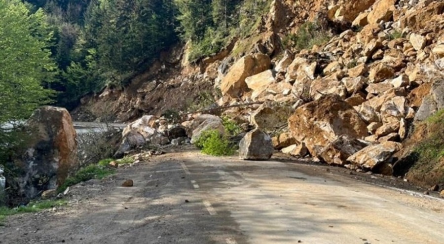 Giresun'da heyelan: Yol ulaşıma kapandı