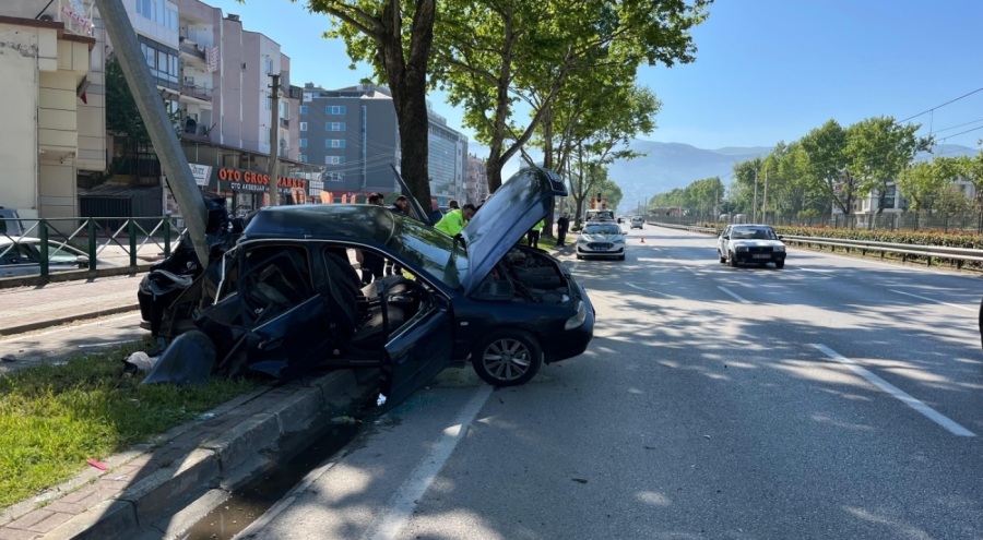Bursa'da kontrolden çıkan otomobil aydınlatma direğine çarptı