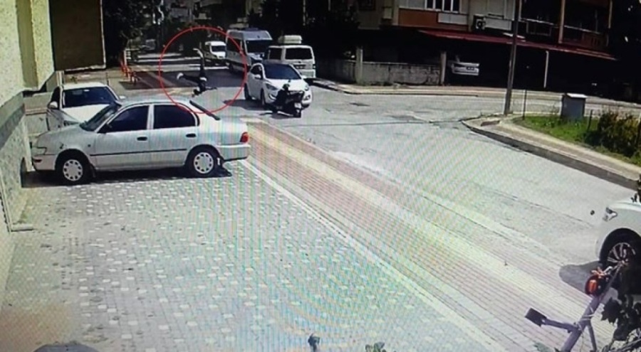 Otomobille çarpıştı, havada taklalar attı