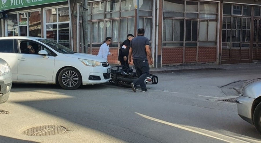 Bursa'da otomobille çarpışan motosikletli yaralandı: Kaza anı kamerada