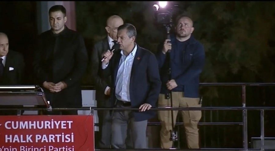 Özgür Özel CHP Genel Merkezi önünde konuşuyor