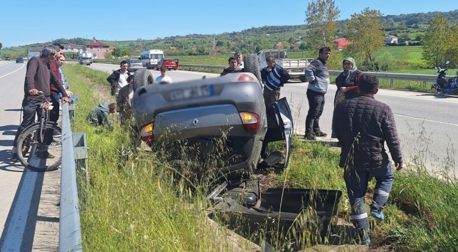 Devrilen otomobilden burunları bile kanamadan çıktılar