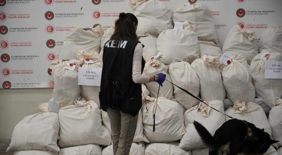 Edirne Kapıkule'de X-ray taraması yapılan otobüste 233 kilo esrar ele geçirildi