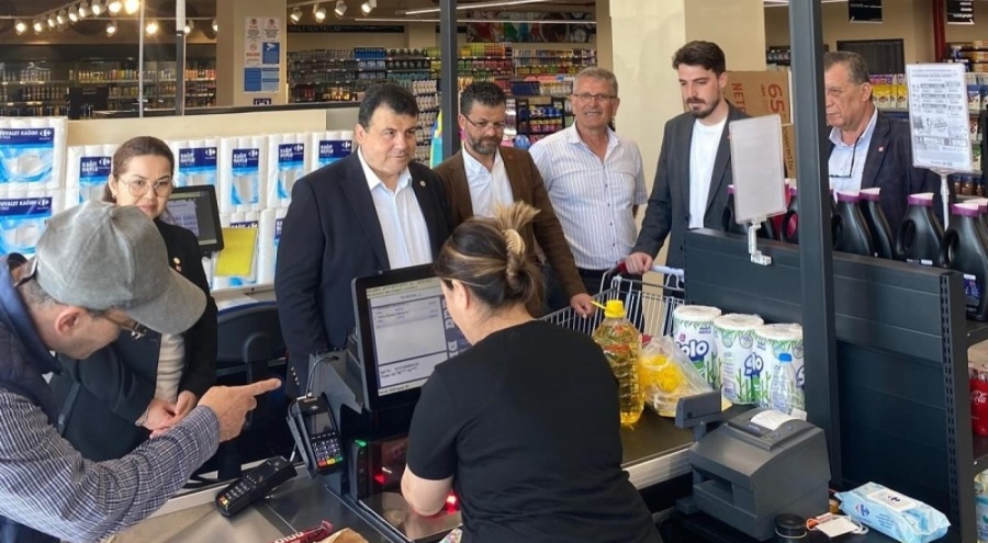 CHP Bursa Milletvekili Hasan Öztürk TÜİK'in açıkladığı enflasyon verilerini market raflarında tes...